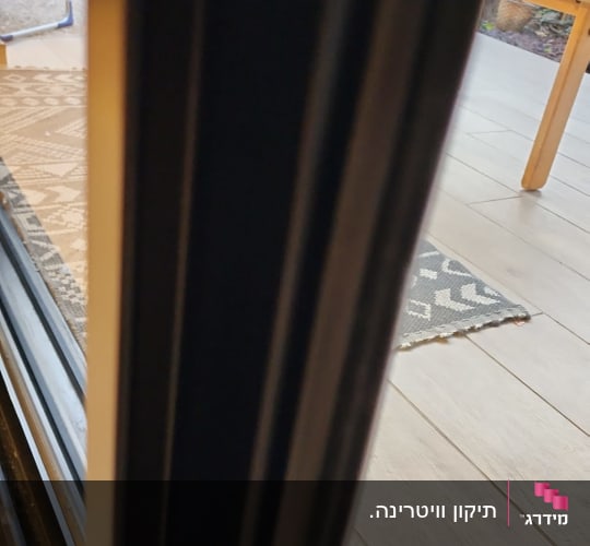מסגרת חלון שחורה עם תריסים פתוחים